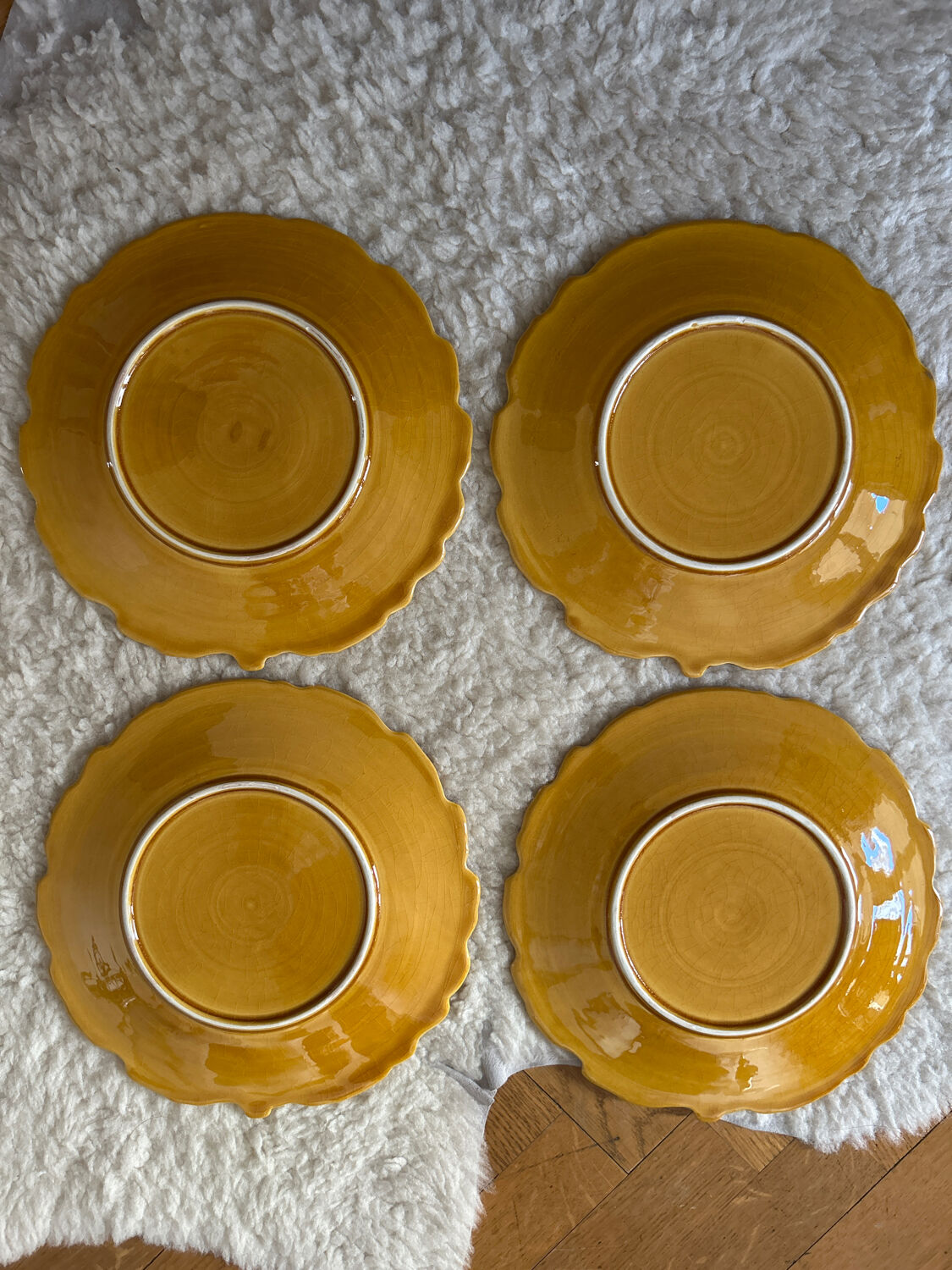 4 flat ceramic plates Barbotine