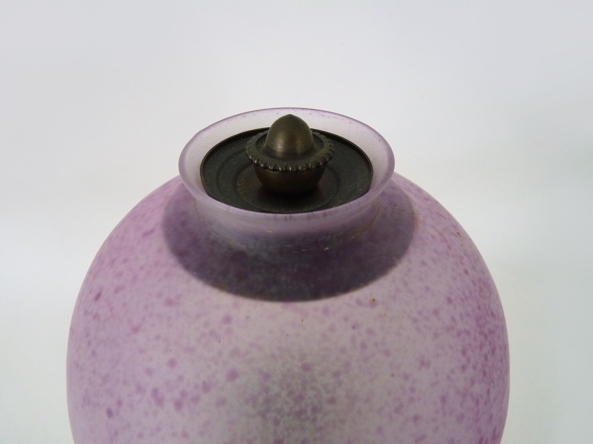 Table lamp, bedside lamp, speckled pink globe and glass and wood beads. Year 60