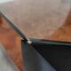 Table basse en placage de loupe d'orme circa 1980