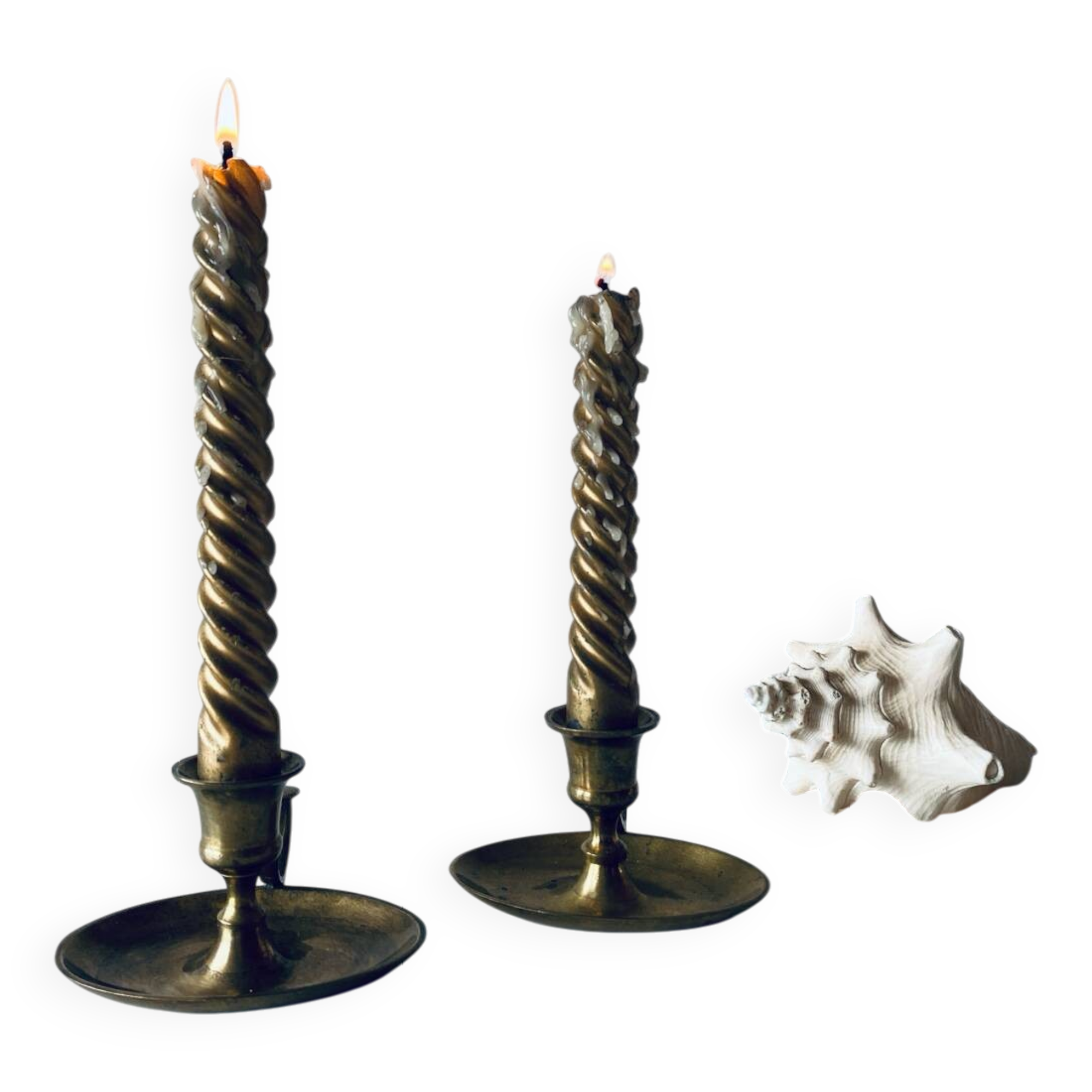 Paire de bougeoirs pouciers en laiton