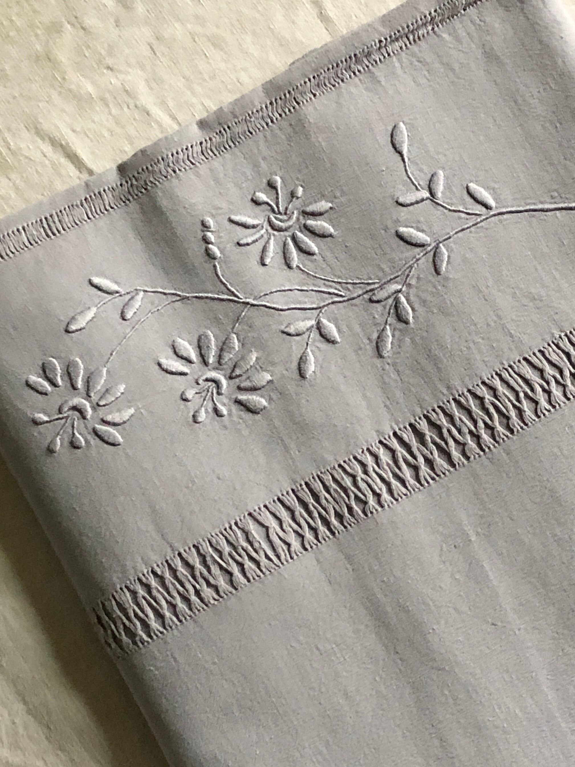 Drap ancien en lin et coton teinté en gris tourterelle