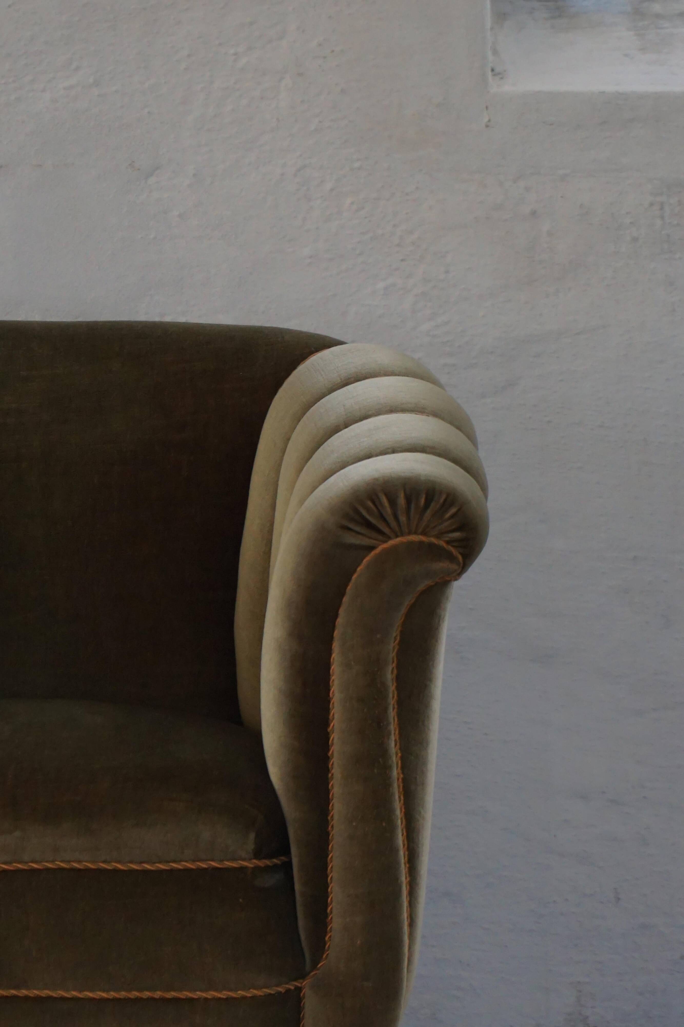 Mid-20th century, pair of Danish shell lounge chairs in green velvet, 1940s.