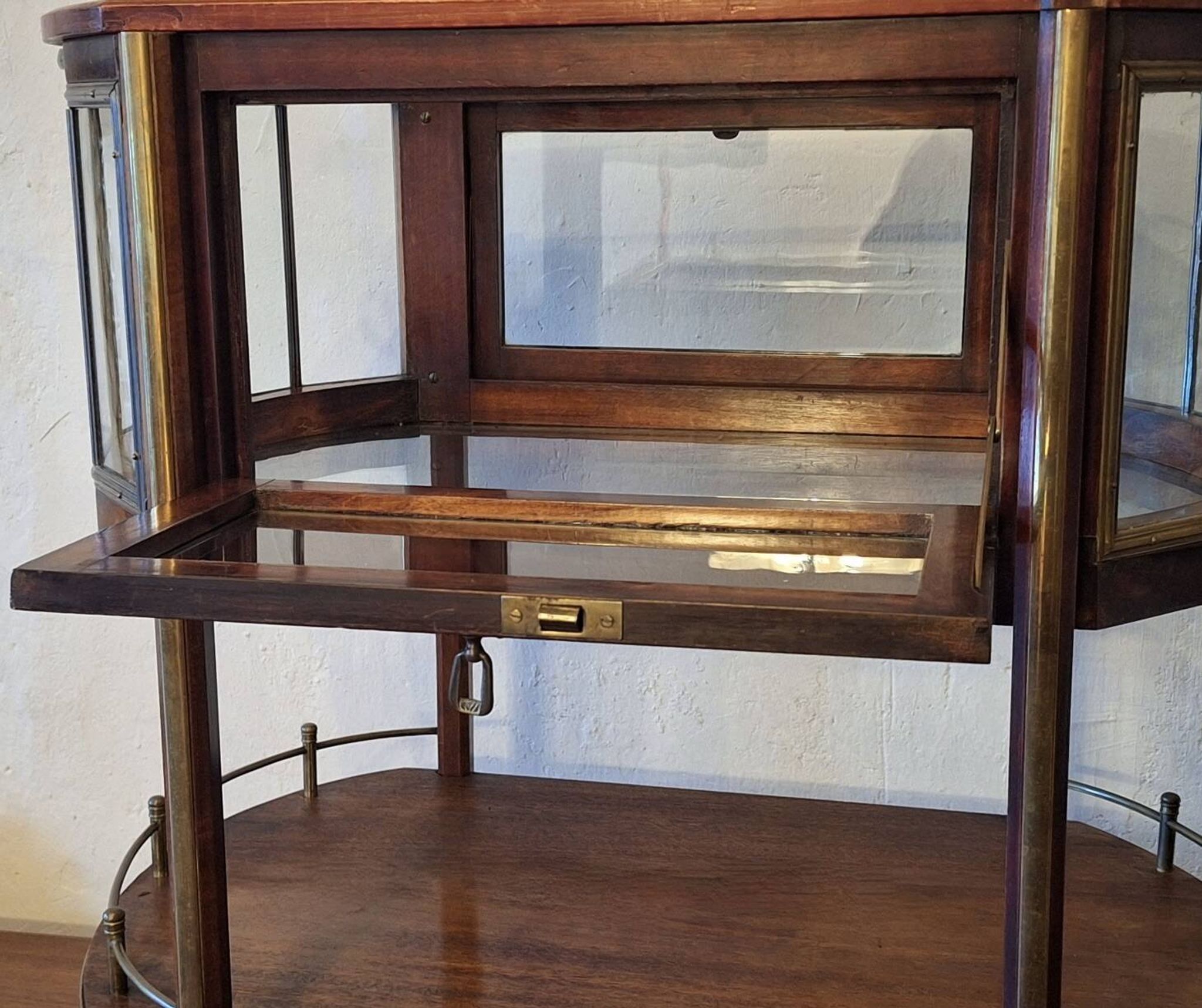 Serving trolley / bar cart in mahogany, brass and glass, 1920