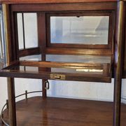 Serving trolley / bar cart in mahogany, brass and glass, 1920