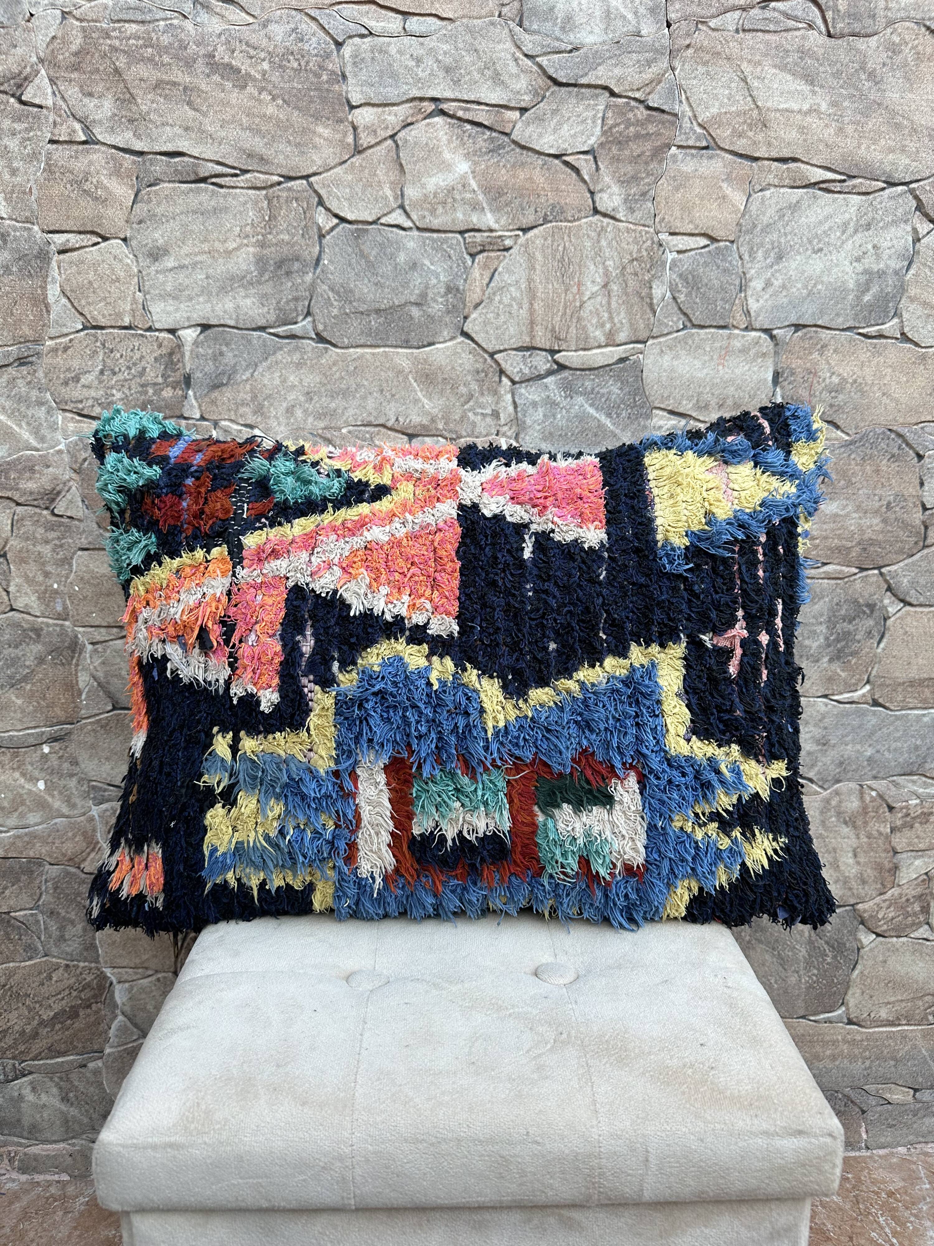 Magnifique coussin Kilim berbère vintage du Maroc