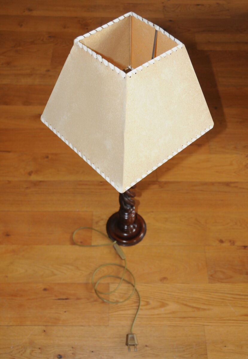 Twisted foot lamp