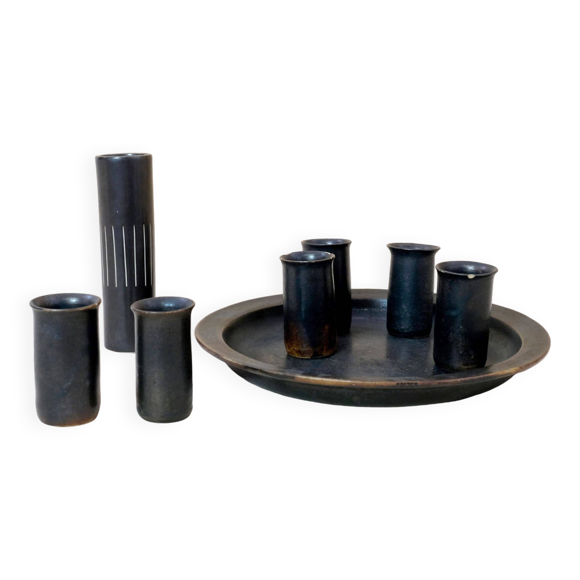 Stoneware plate and 6 goblets from Saint Amand en Puisaye.