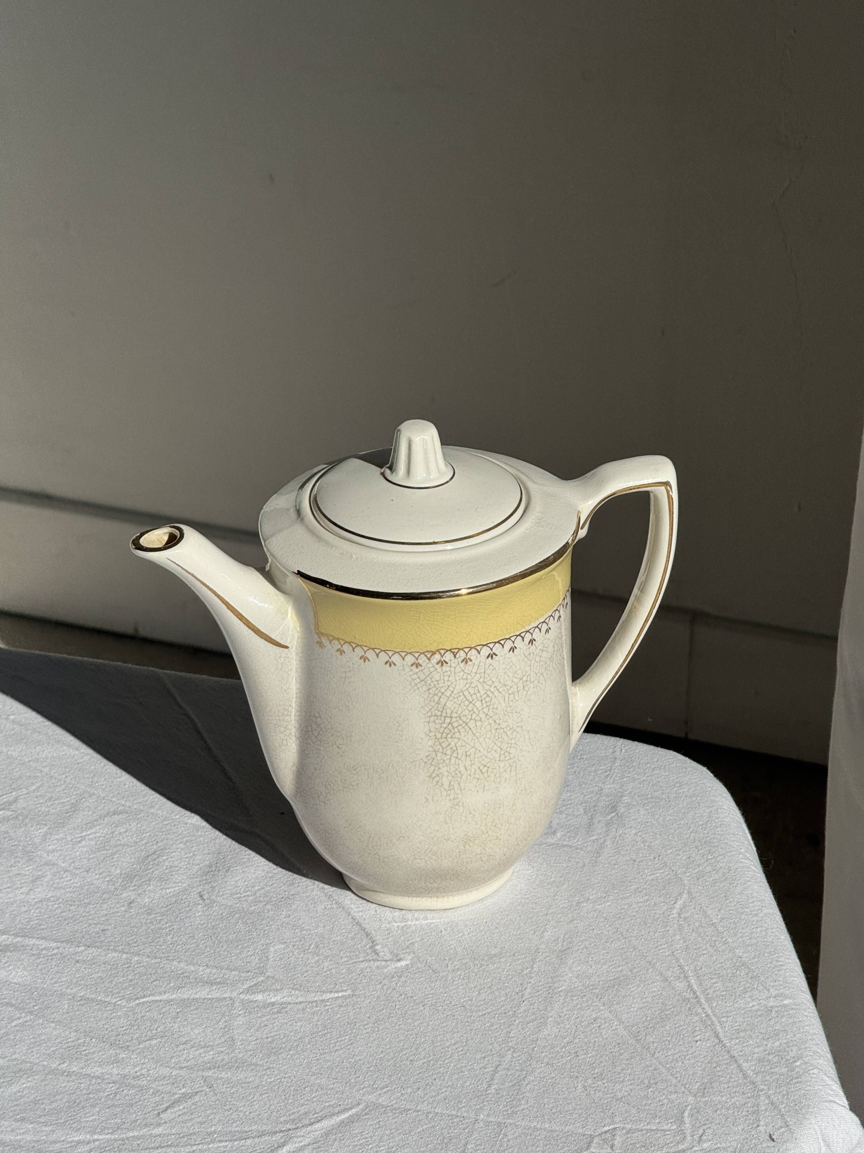 Théière en céramique l'Amandinoise à frise jaune et dorée H21
