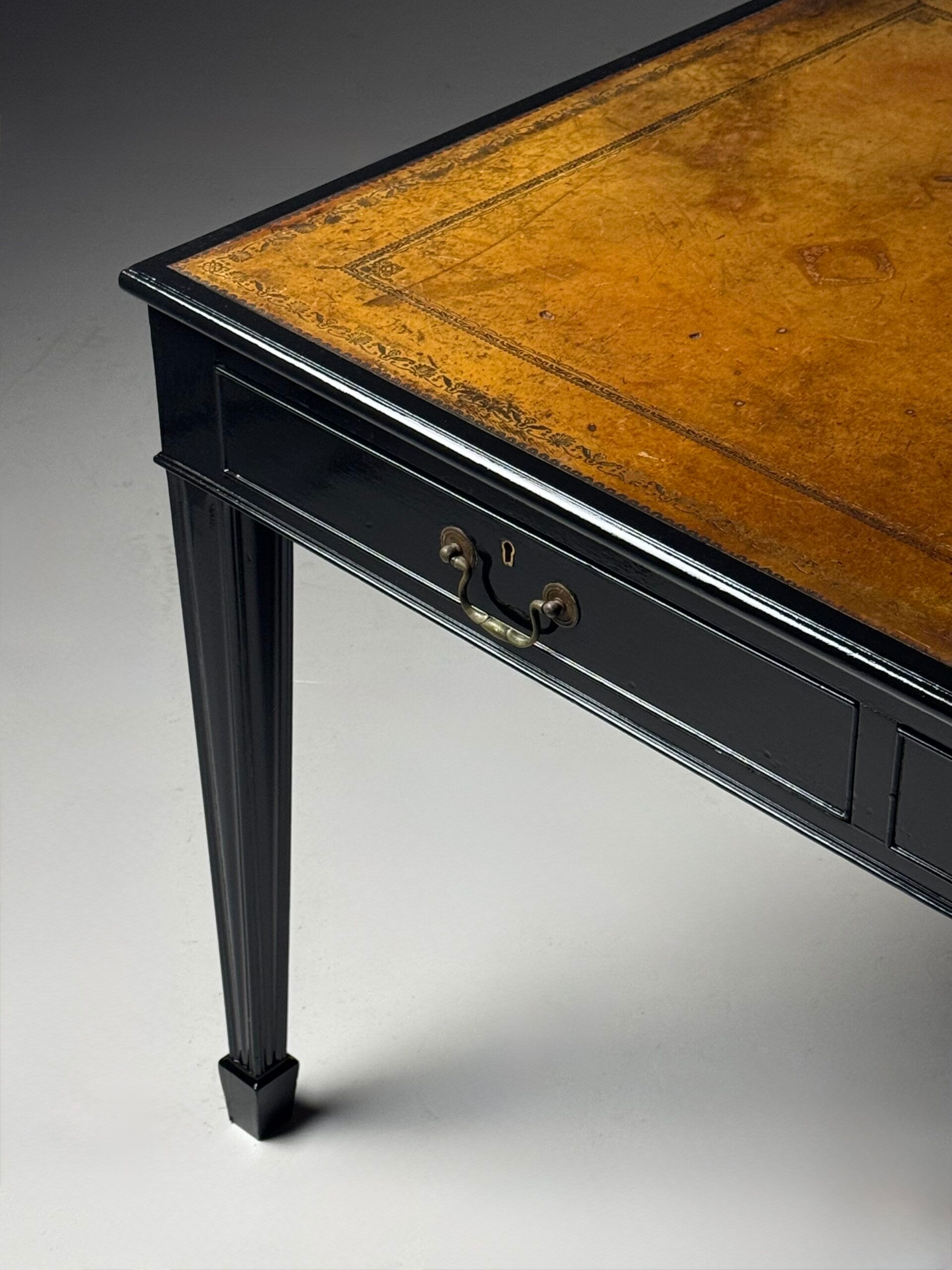 Bureau anglais du 19ème siècle noir