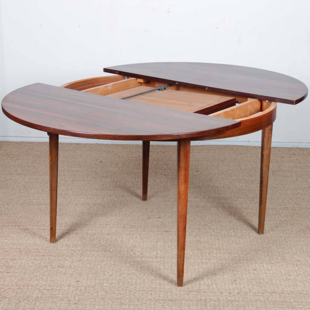 Round extendable dining table in rosewood, Rio, 1960.