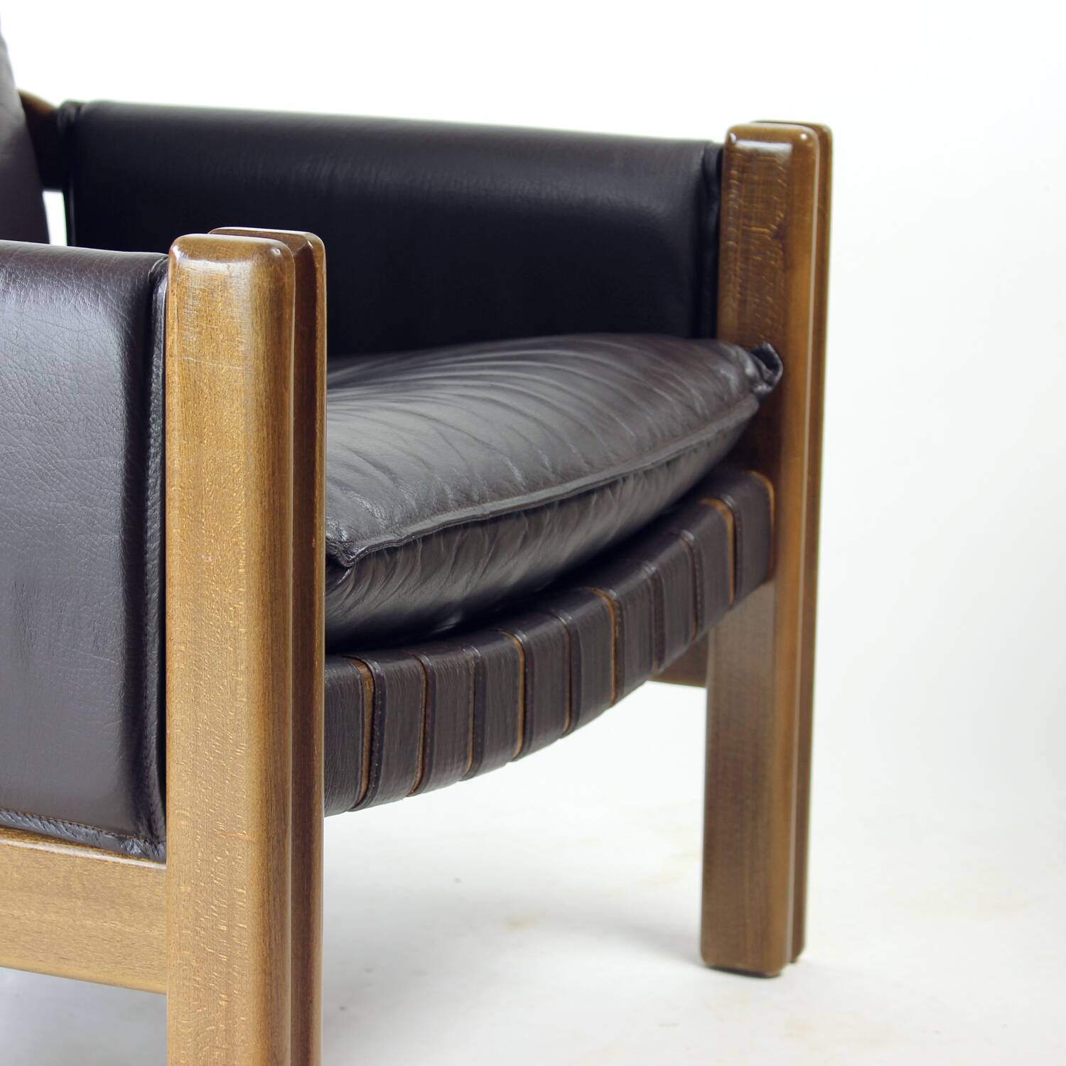 Lot de 2 chaises longues en cuir marron et noyer par Ton, Tchécoslovaquie