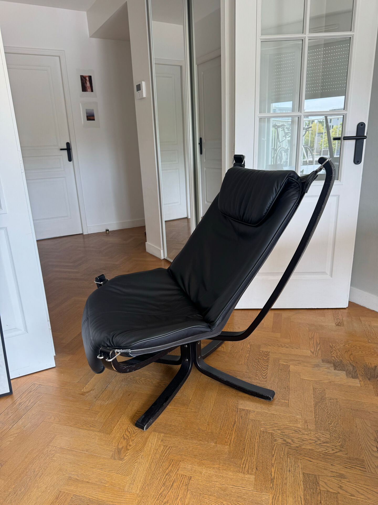 Fauteuil lounge falcon par Sigurd Russell cuir noir