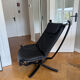 Fauteuil lounge falcon par Sigurd Russell cuir noir
