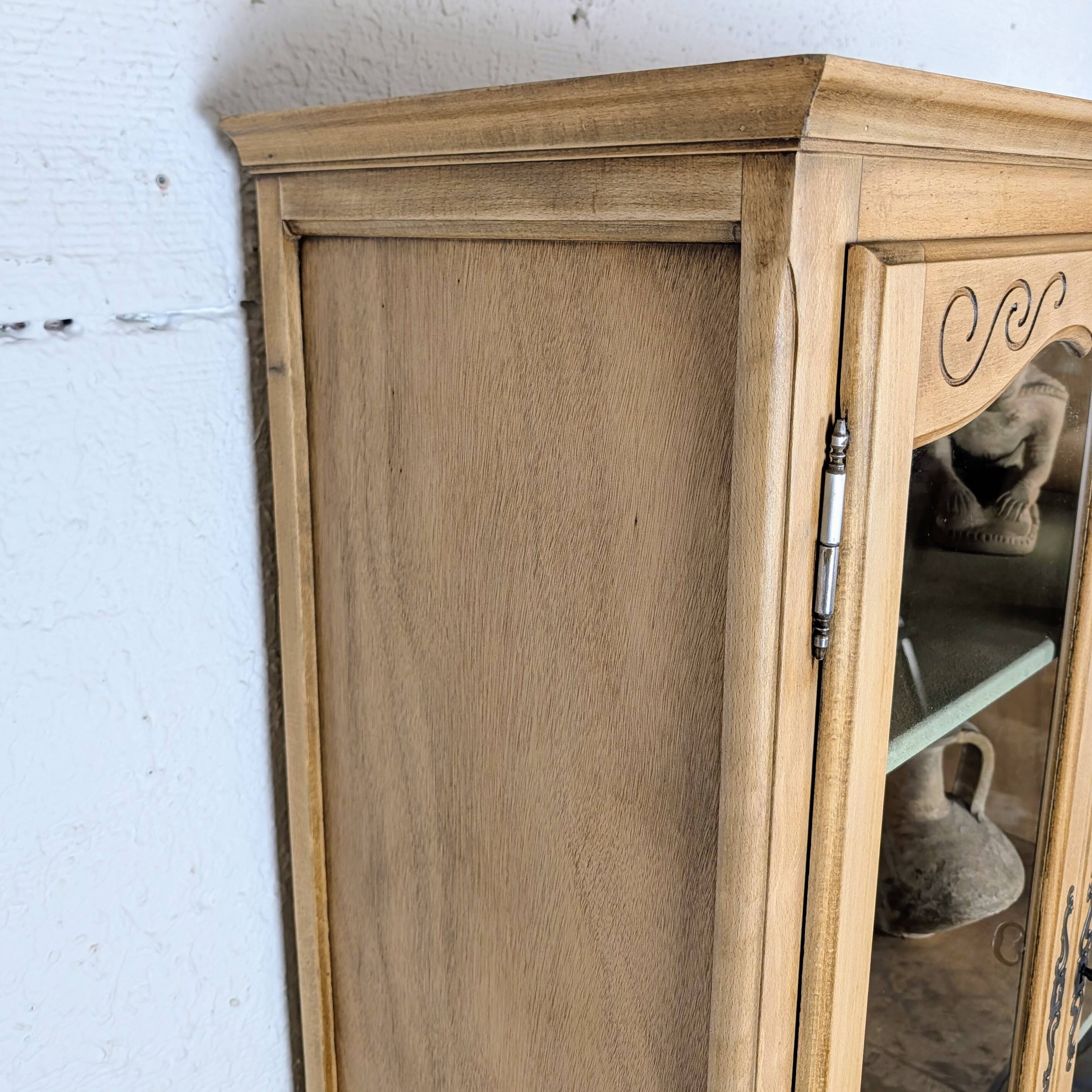 Louis XV display cabinet style