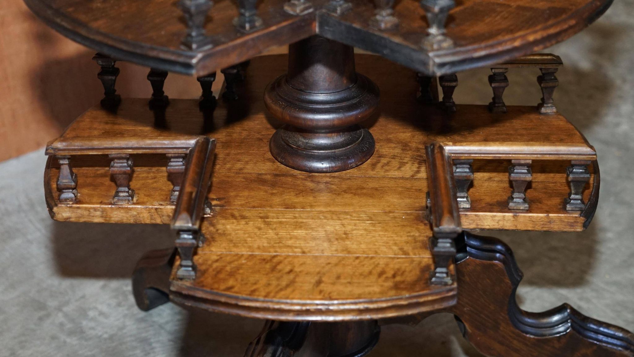 Table bibliothèque victorienne en chêne, deux niveaux, plateau pokerwork