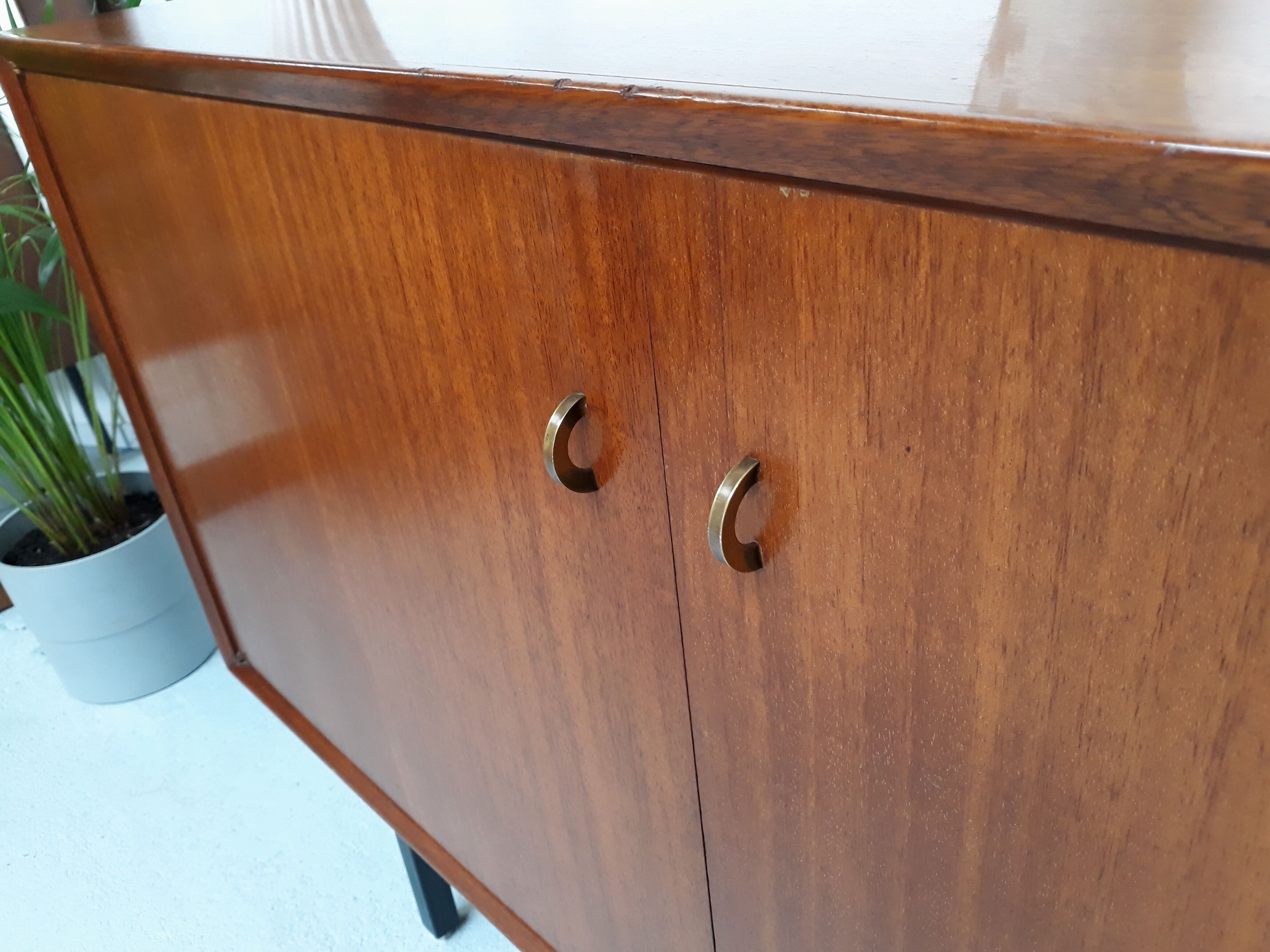 Ronieck's vintage metal foot sideboard