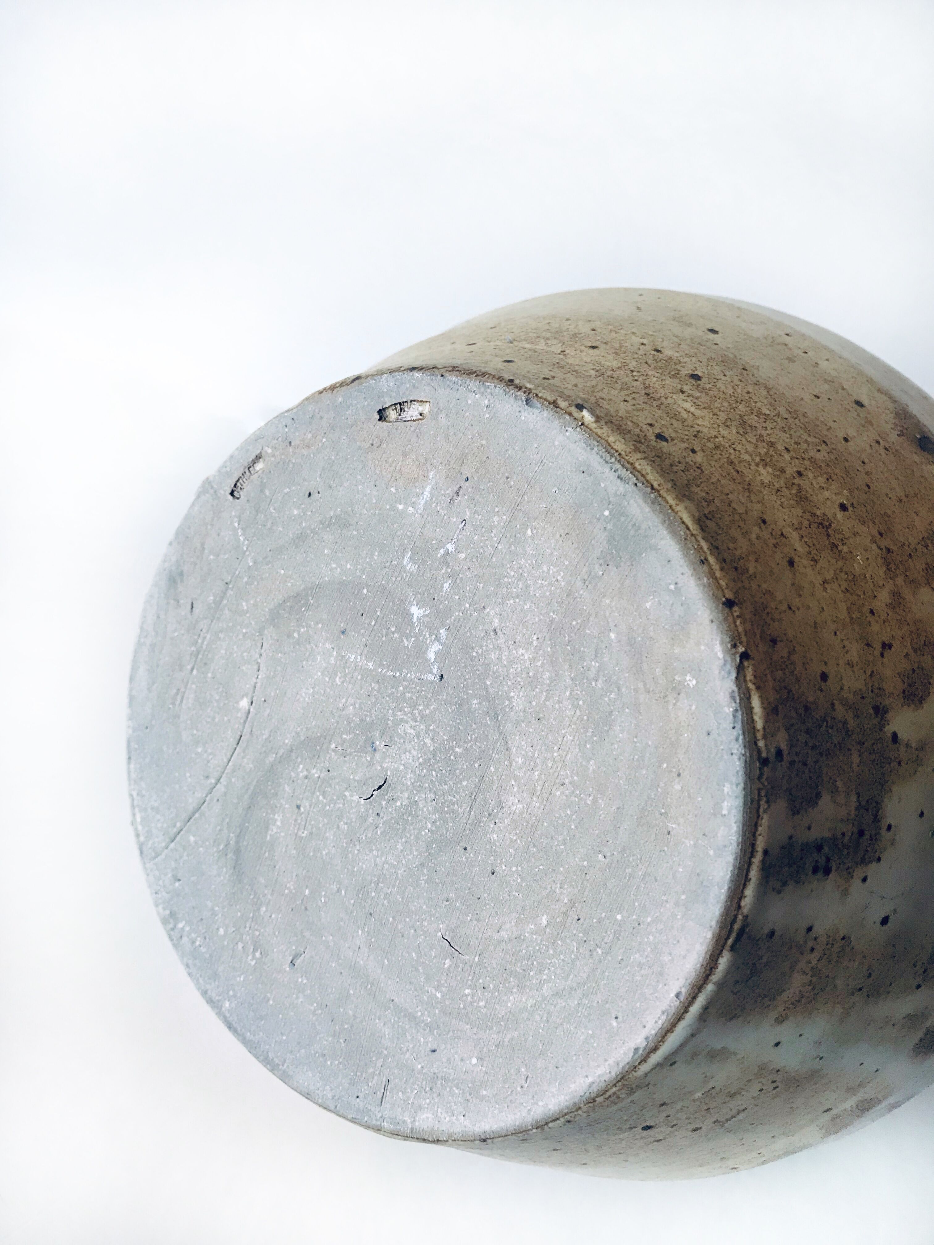 Ceramic vase pique flowers