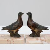 Paire de serre-livres Art Déco en marbre et bronze « Colombe », France, années 1930