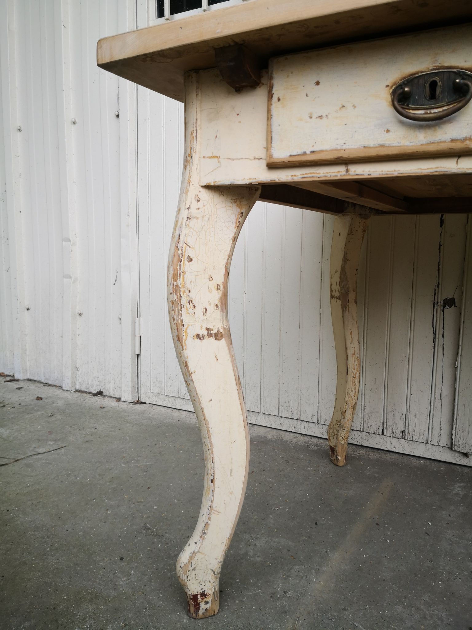 Table de cuisine vintage en bois, pieds courbés