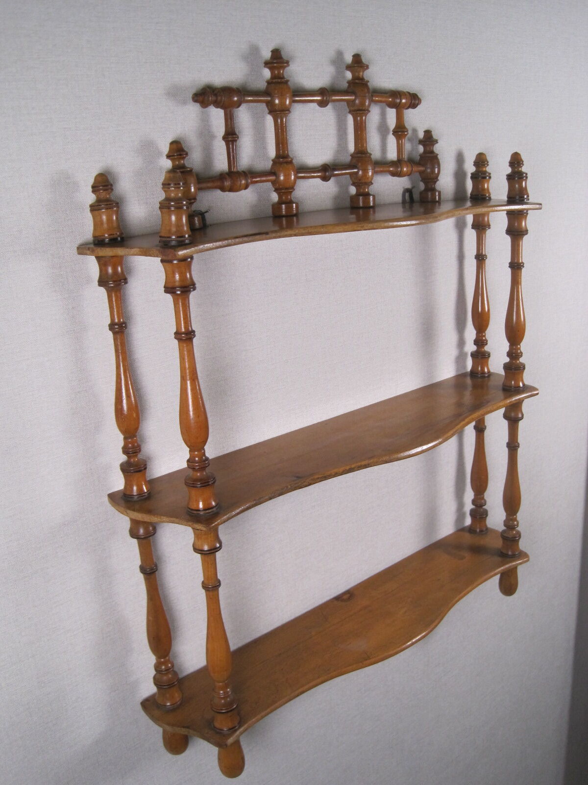 Napoleon III wall shelf in asian bamboo-style blond wood with 3 XIX trays