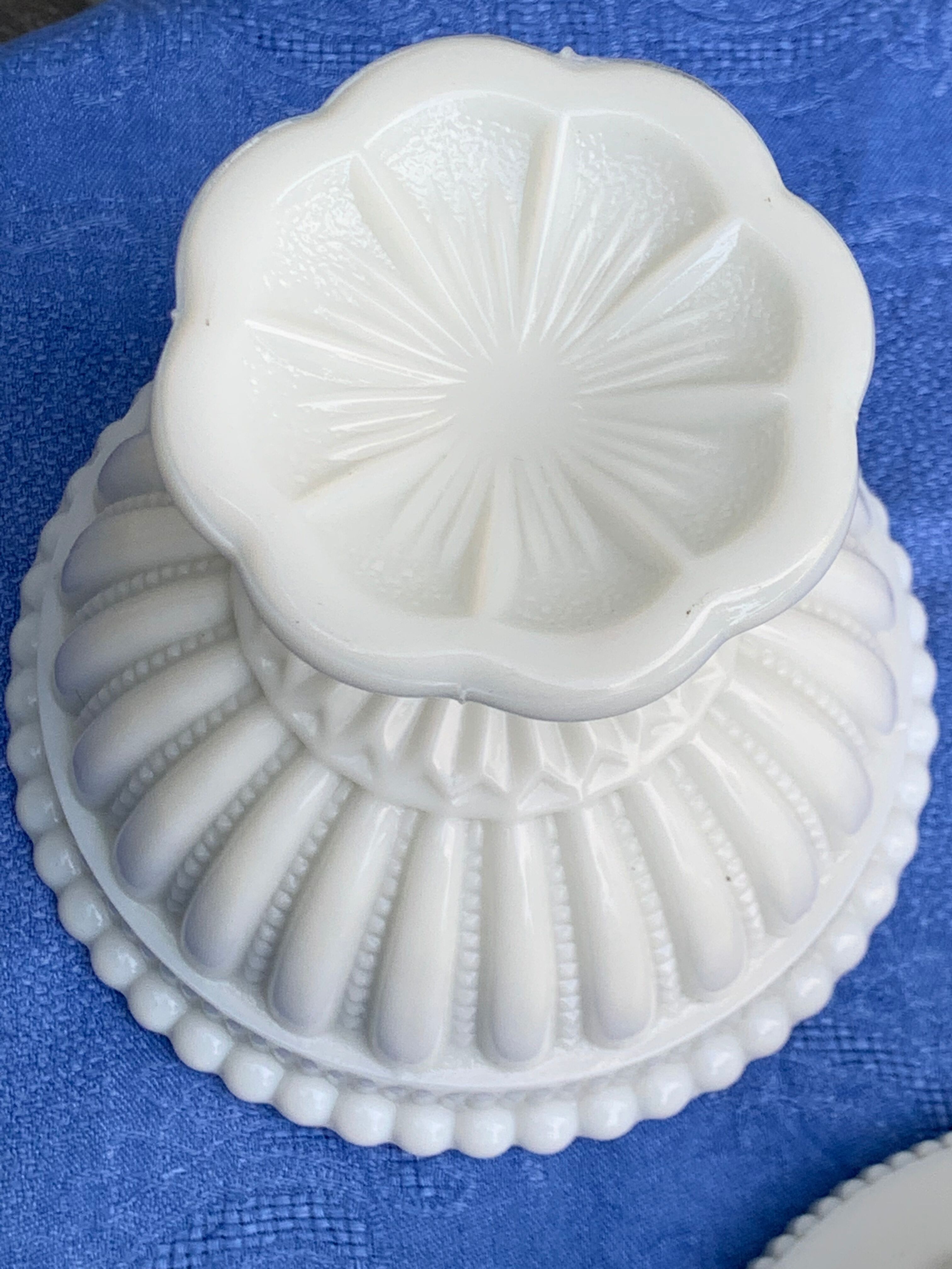 Candy cup in old white opaline, pearl pattern