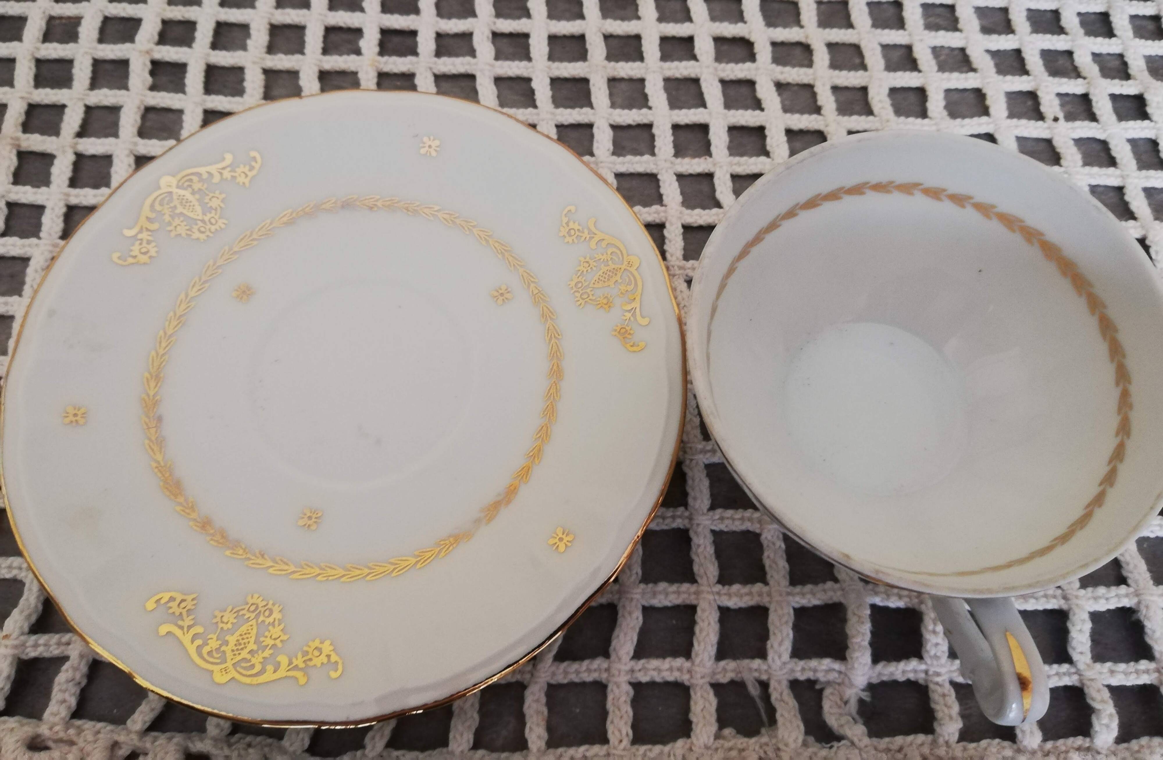 Set of 3 Berry high porcelain cups and saucers