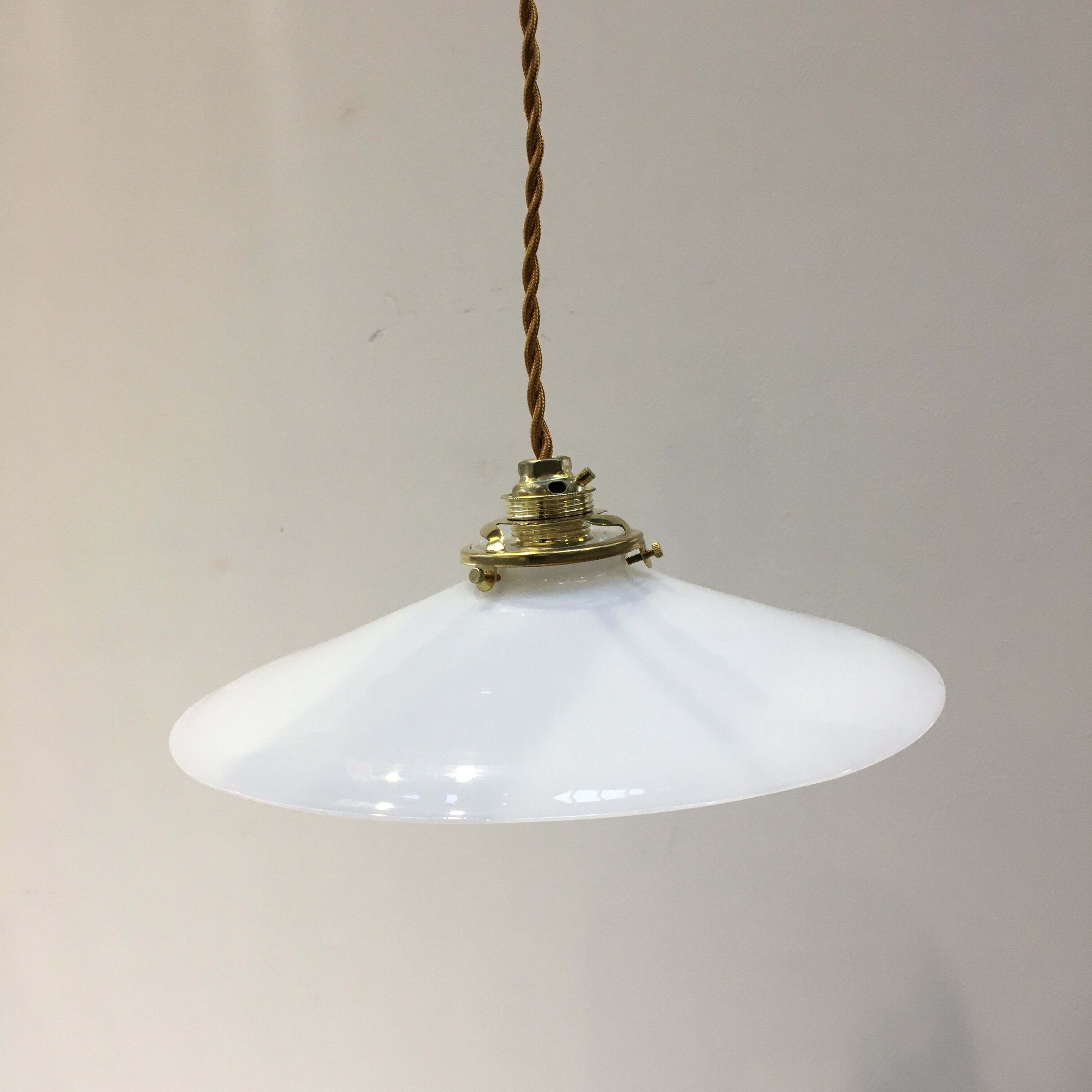 Paire de suspensions en opaline blanche
