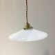 Paire de suspensions en opaline blanche