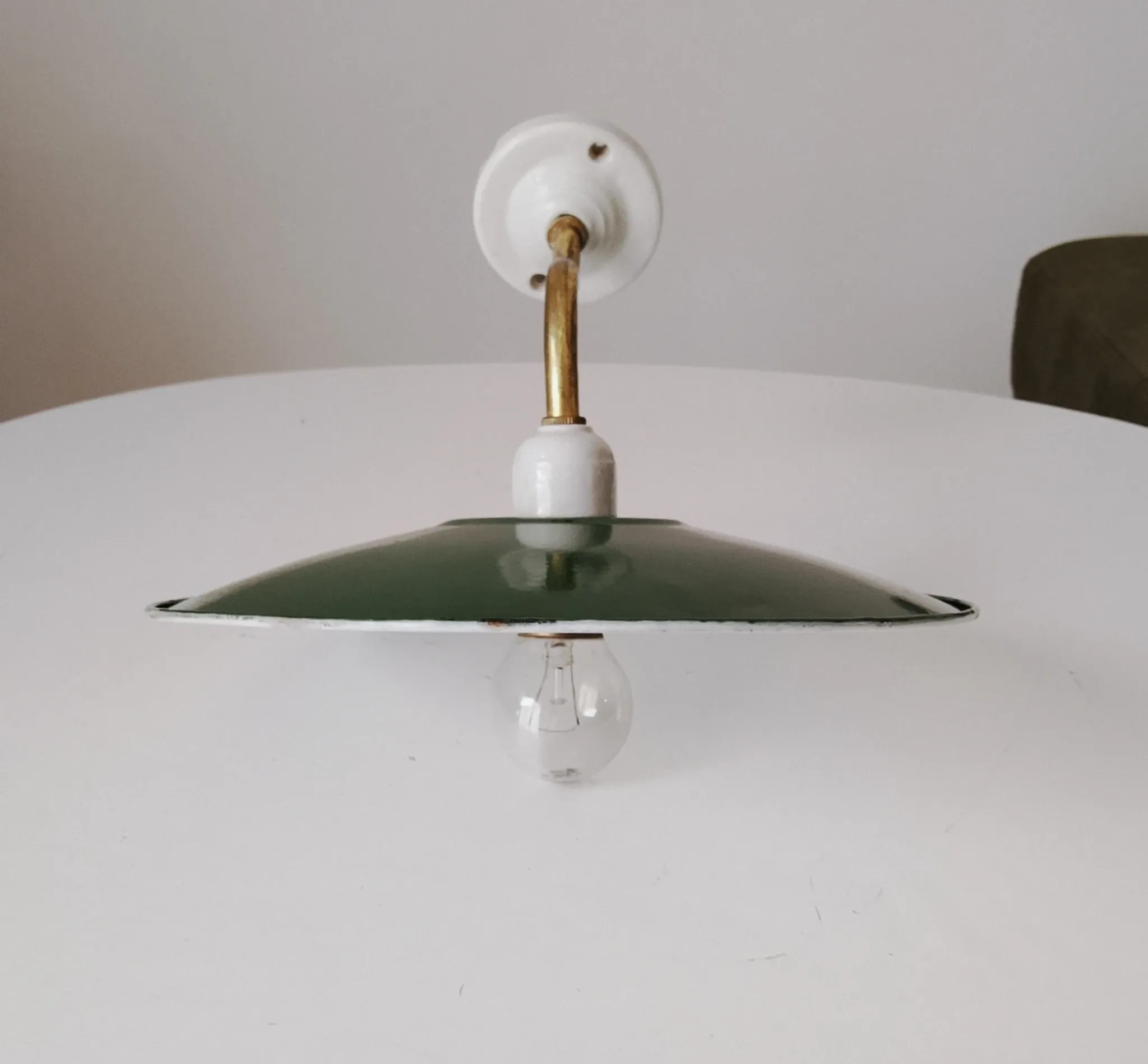 Antique wall light with a swan neck in enamelled metal, porcelain, and brass.