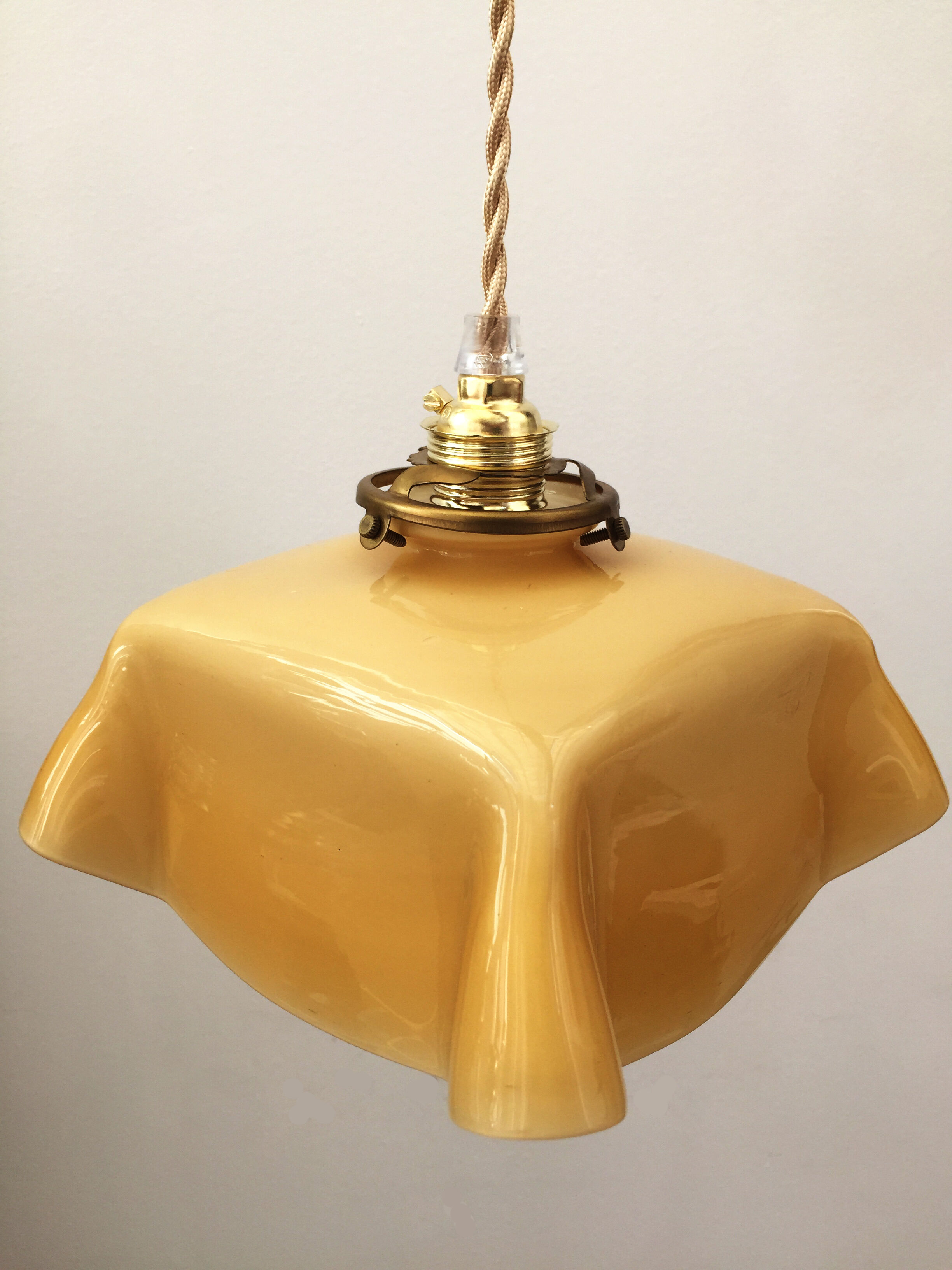 Suspension in pale yellow opaline