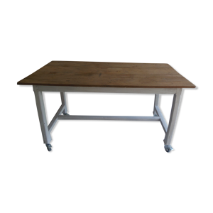 Table de ferme sur roulettes en chêne piètement et ceinture patinés gris perle, plateau en chêne