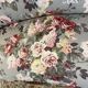 Canapé Napoléon III garni d’un tissu à motif de fleurs