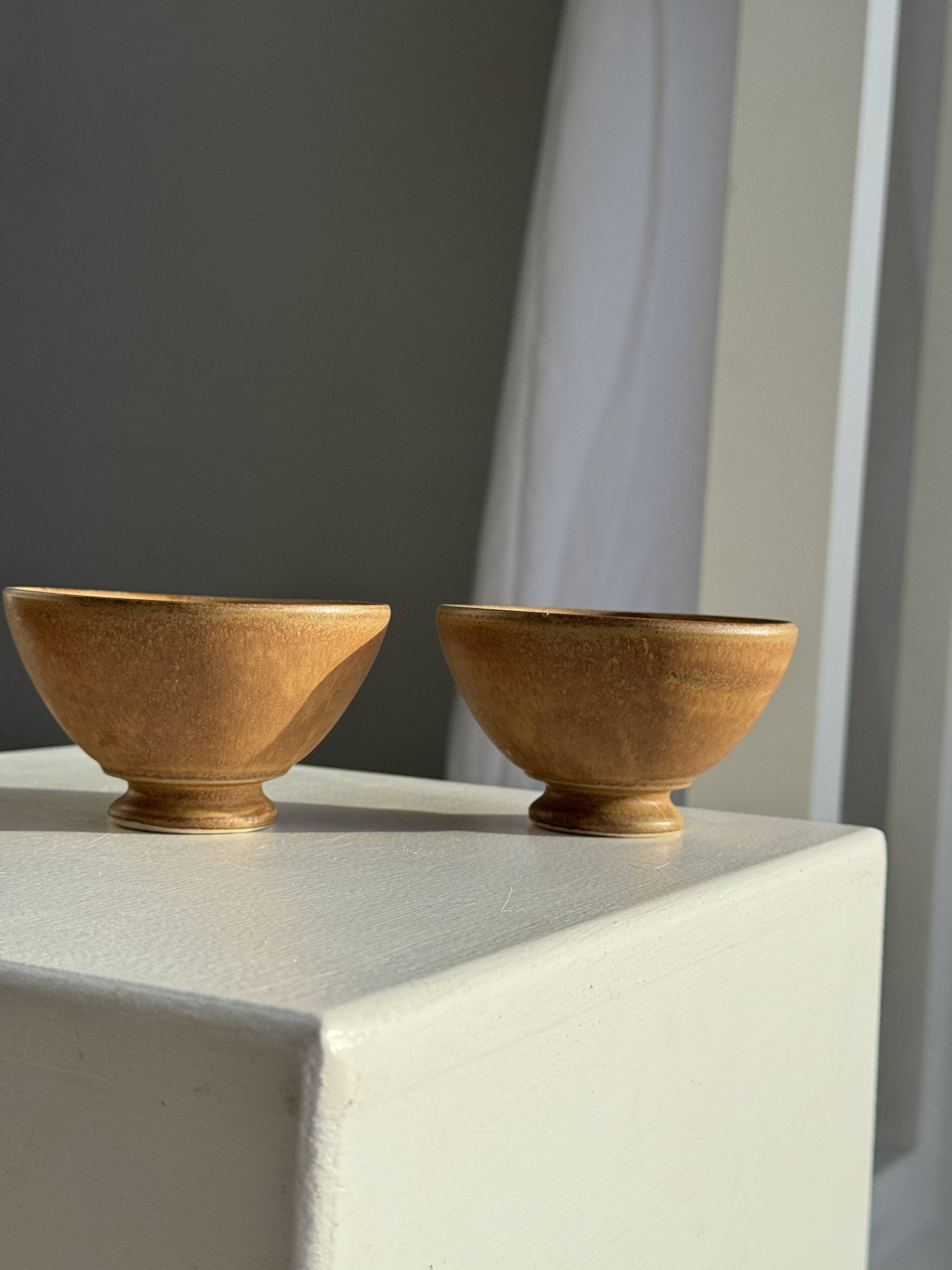 Set of 3 vintage mini bowls on foot, stoneware on pedestal H9 D10.