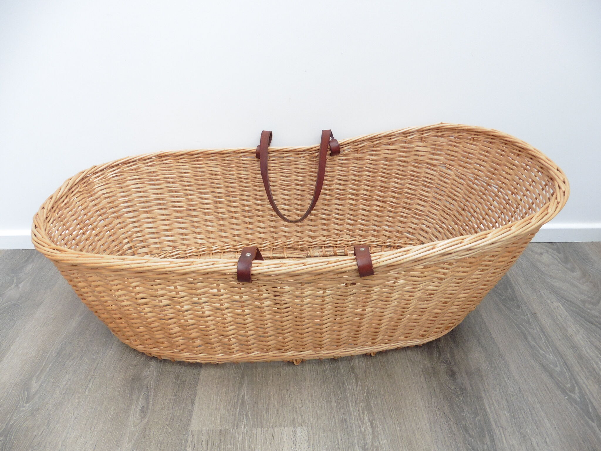 Basket Wicker on support