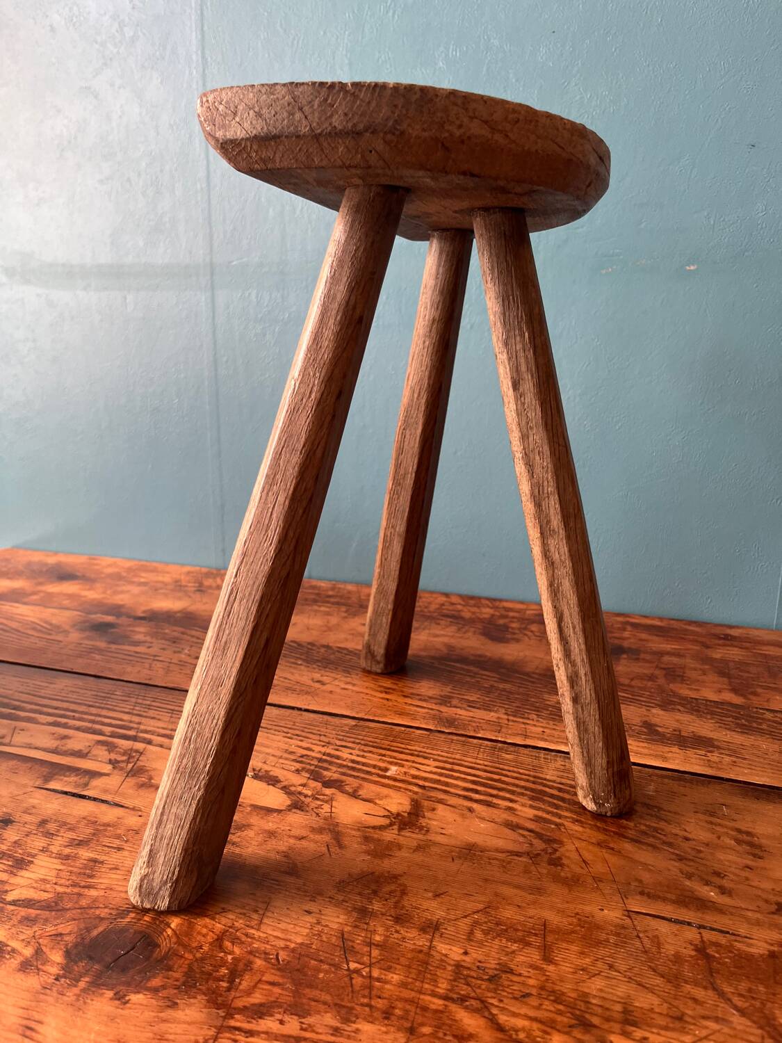 Petit tabouret tripode en bois année 50