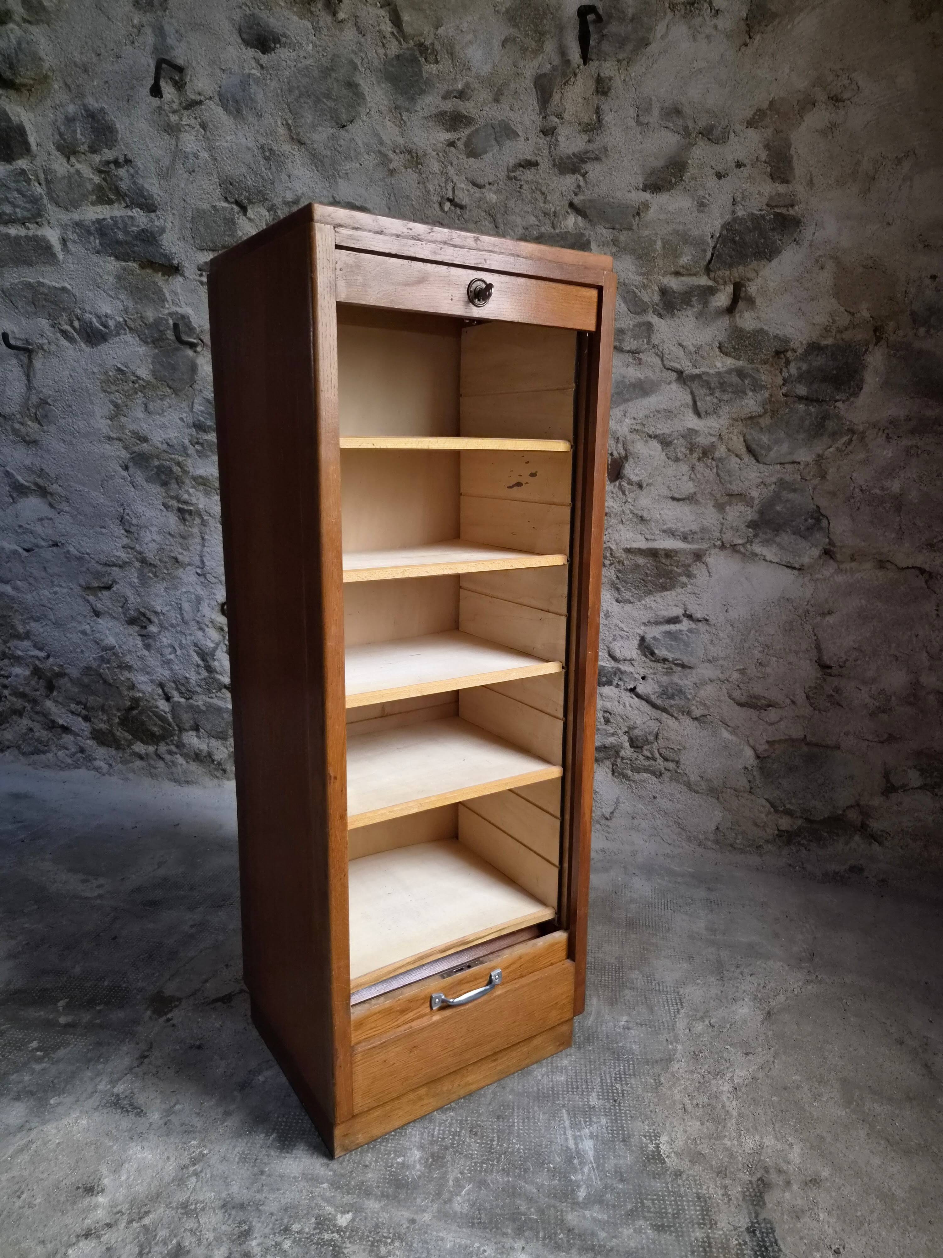 Armoire à rideau vintage en chêne | France | 1960s–1970s