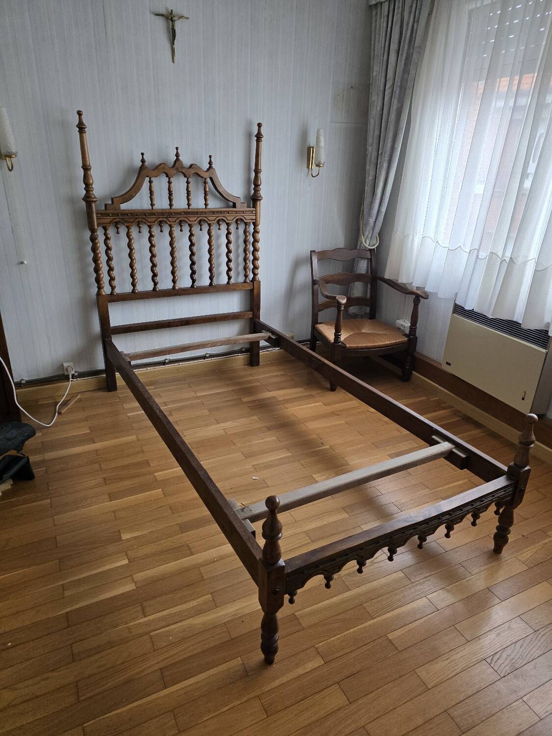 Paire de lits en bois sculpté