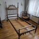 Paire de lits en bois sculpté