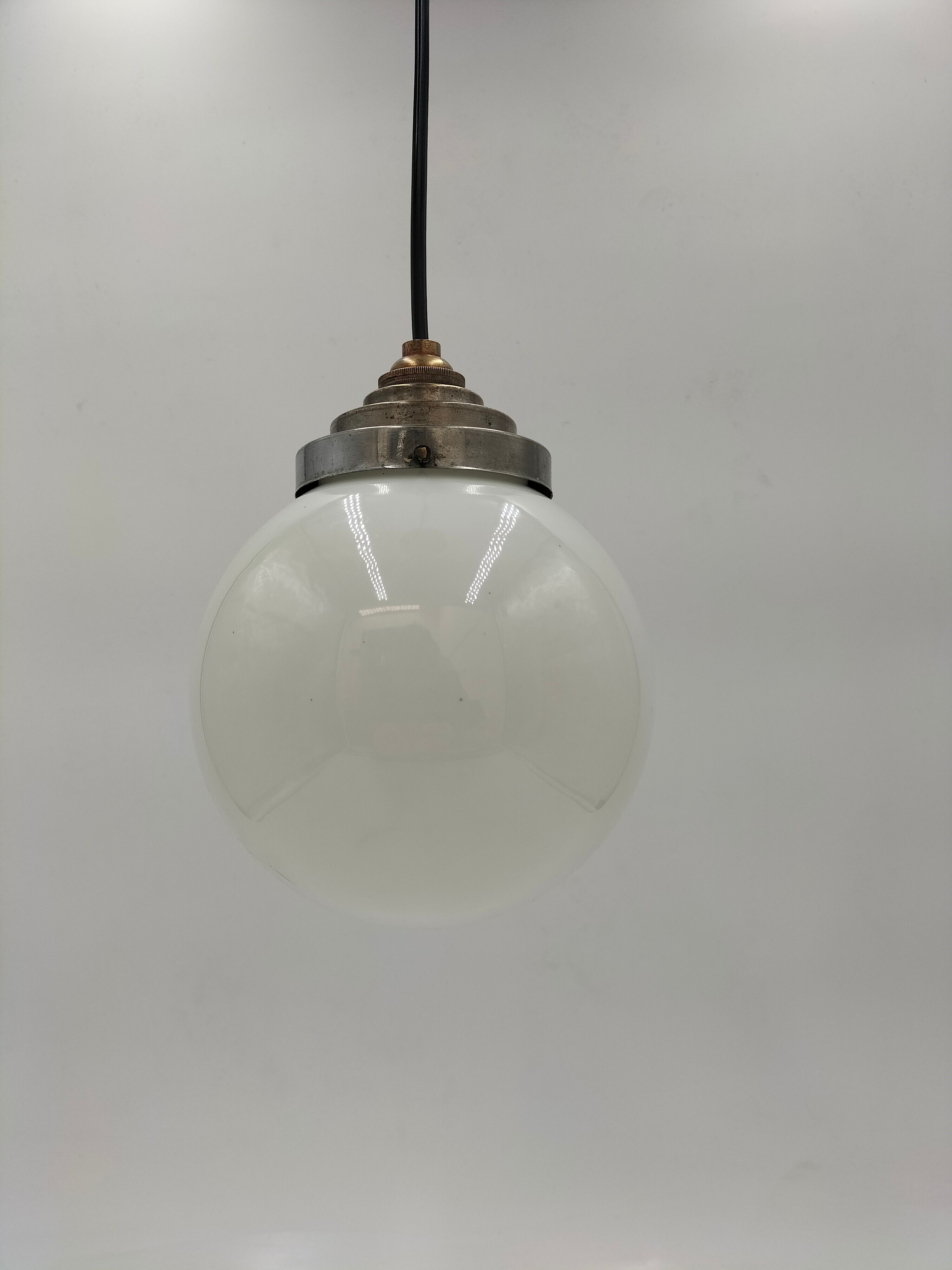 Suspension ball opaline