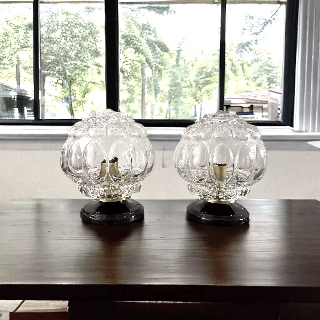 Paire d’appliques murales vintage globes en verre ciselé