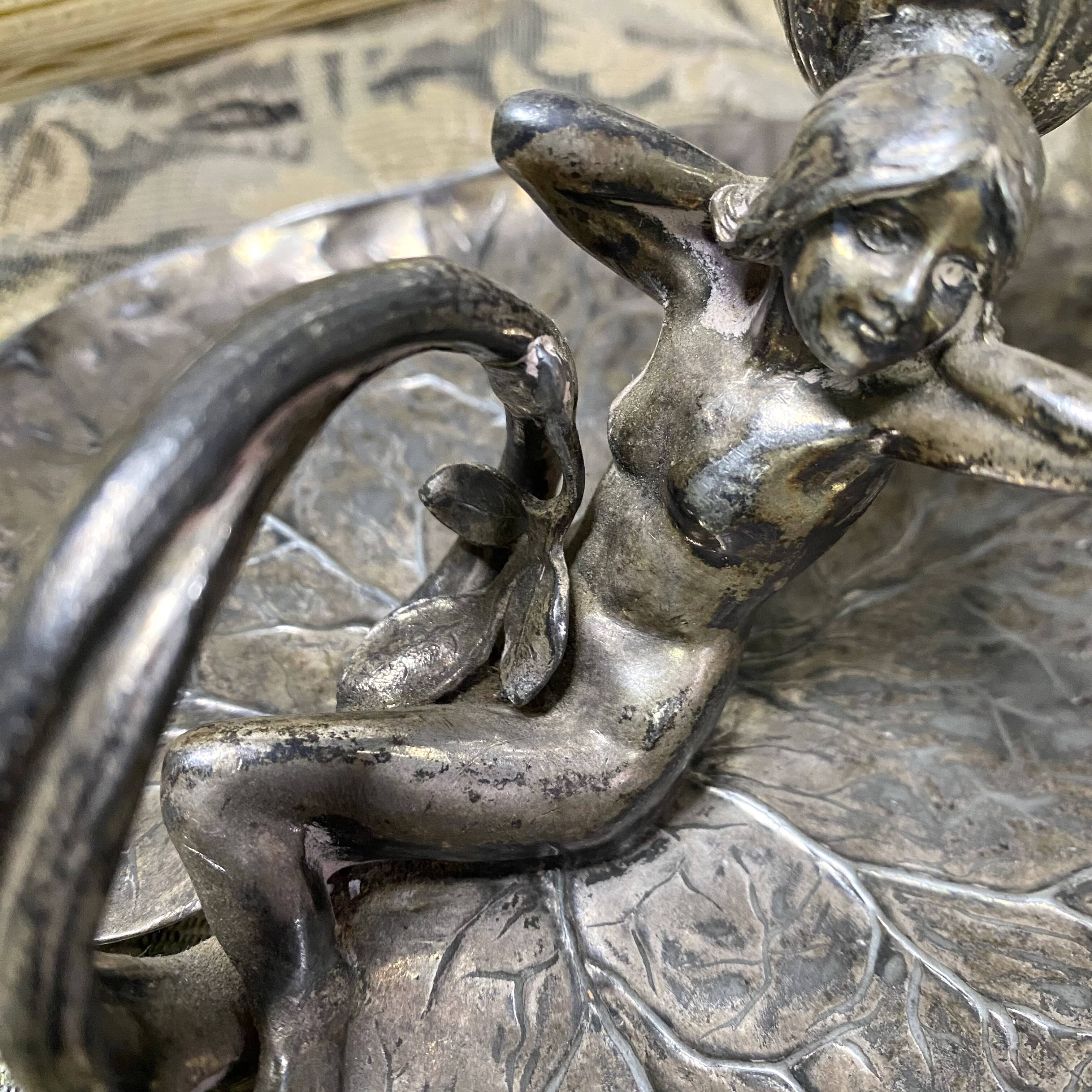 Water lily leaf thumb candle holder