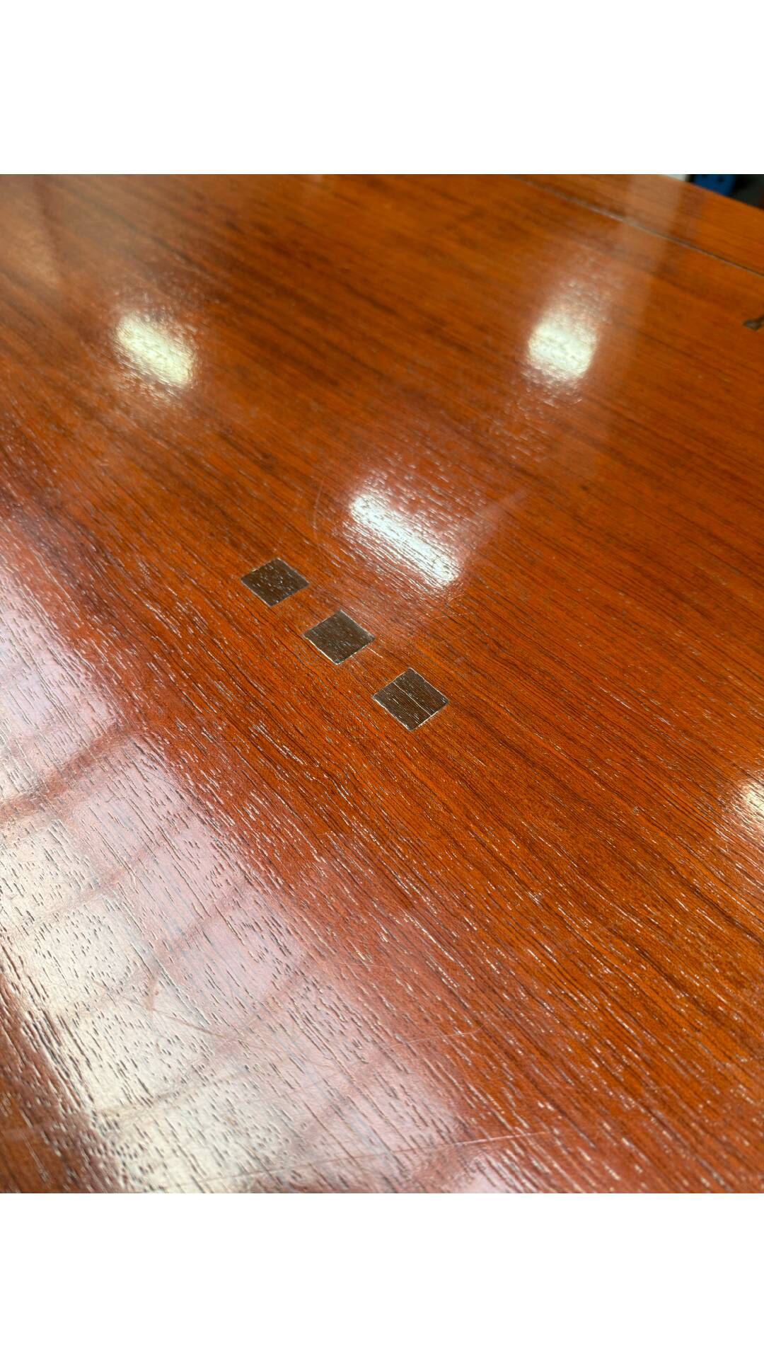 Beautiful and extendable Art Deco design dining table for 6 to 8 people