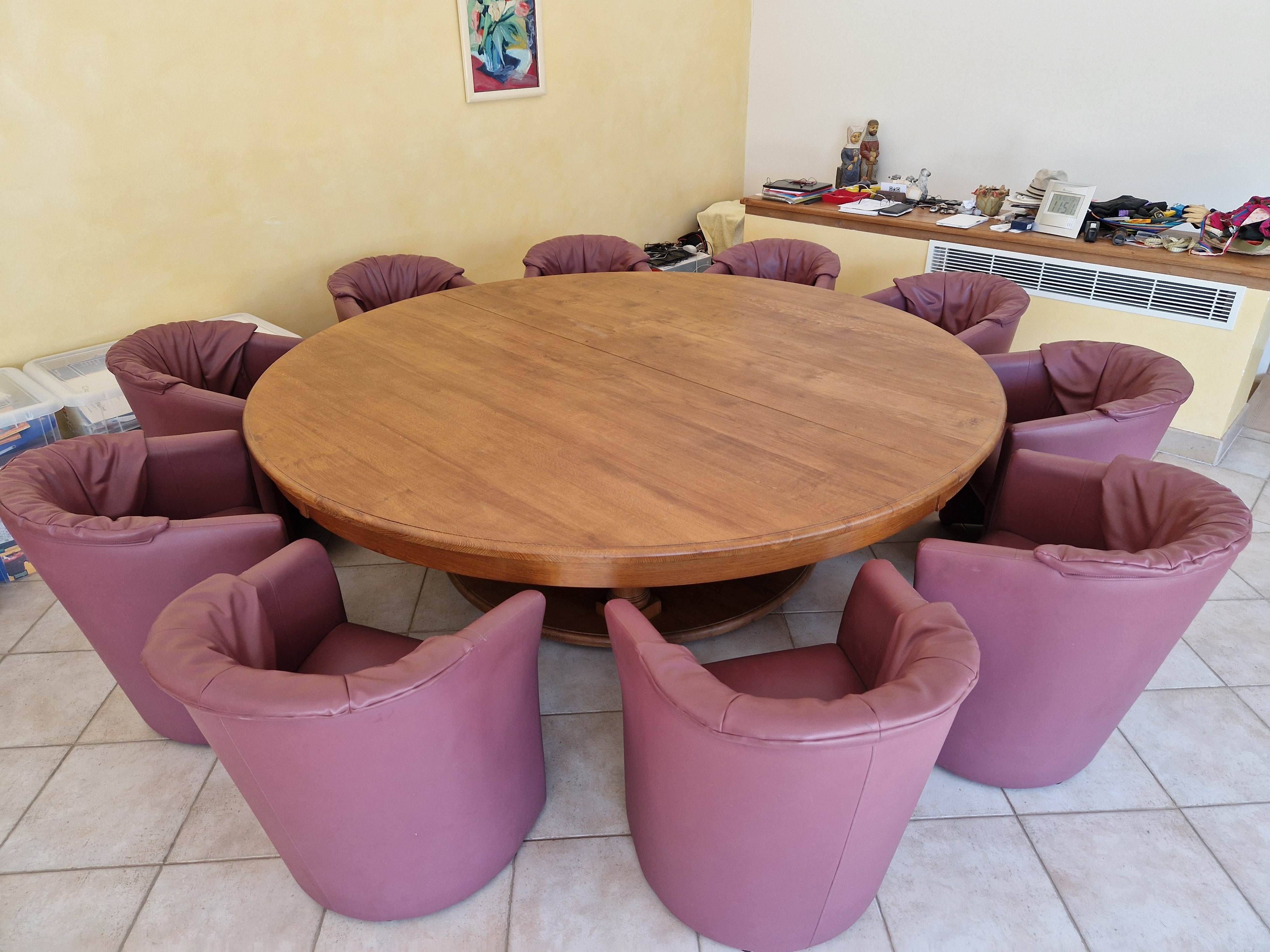 Une table ronde d’ébéniste aux dimensions et à la robustesse hors du commun