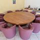 Une table ronde d’ébéniste aux dimensions et à la robustesse hors du commun