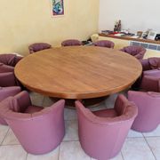 Une table ronde d’ébéniste aux dimensions et à la robustesse hors du commun