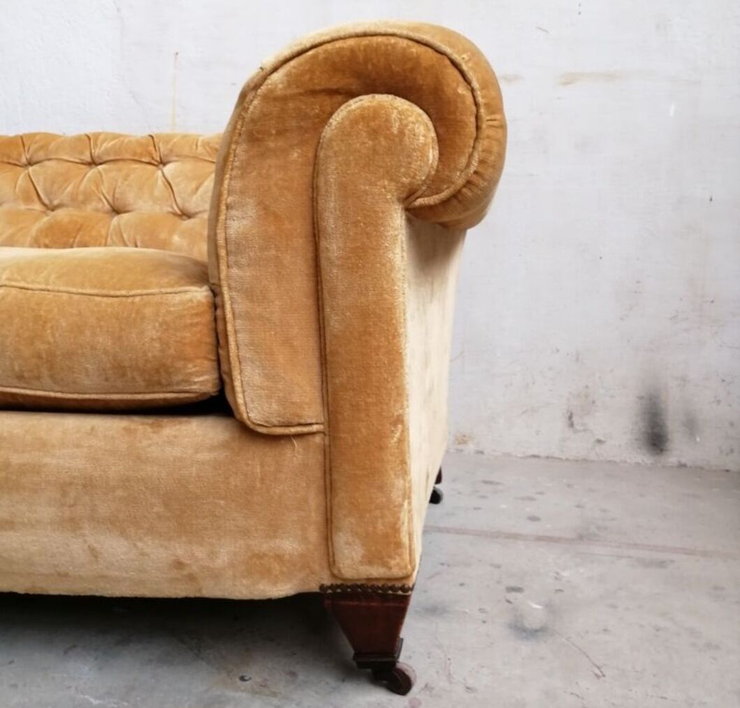Chesterfield velvet sofa 50'