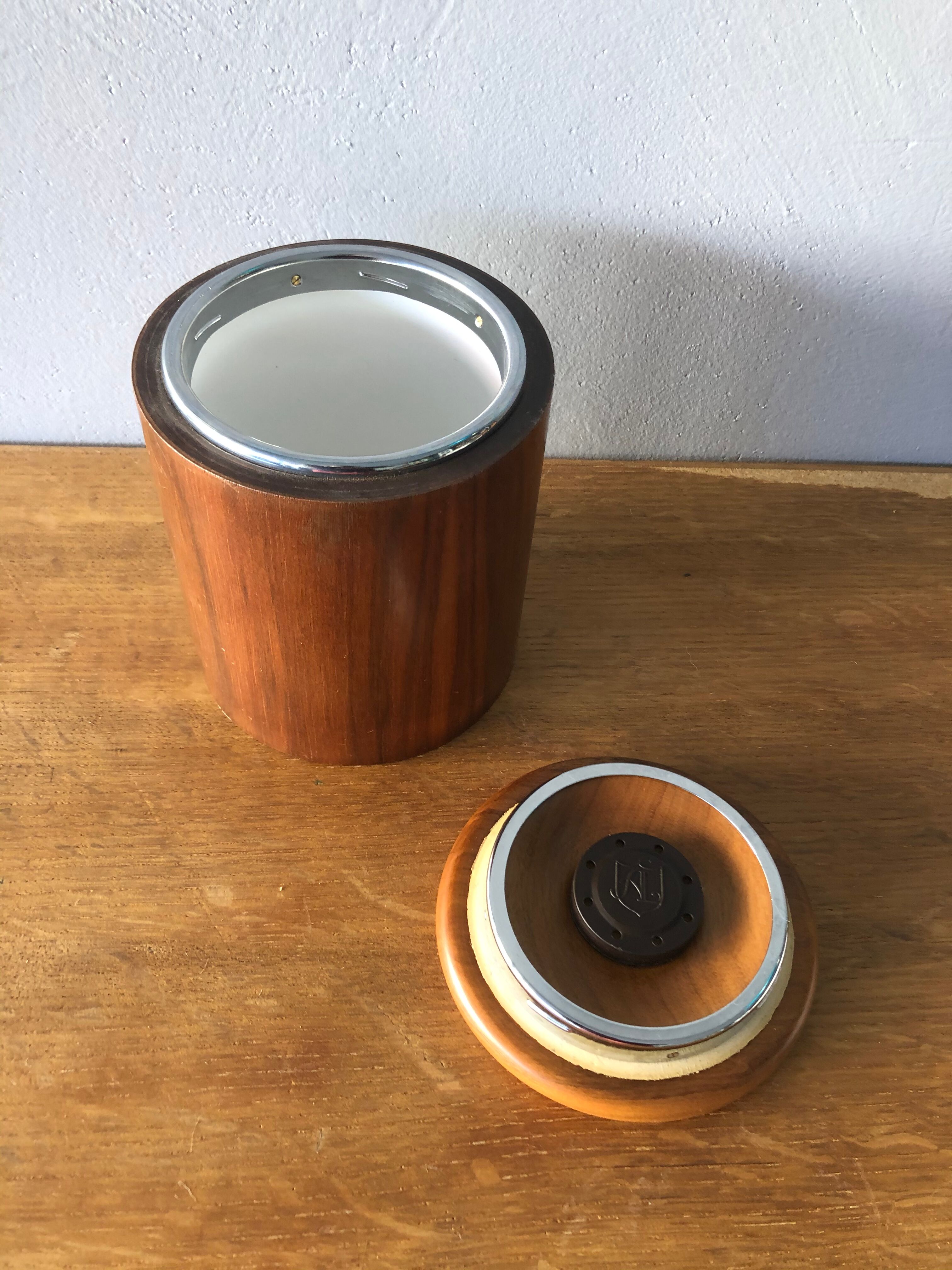 Old tobacco pot, necessary smoker