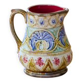 Pichet ancien du XIXe siècle en barbotine polychrome signé Nimy-les-Mons