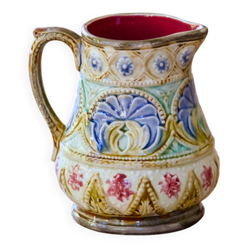Pichet ancien du XIXe siècle en barbotine polychrome signé Nimy-les-Mons