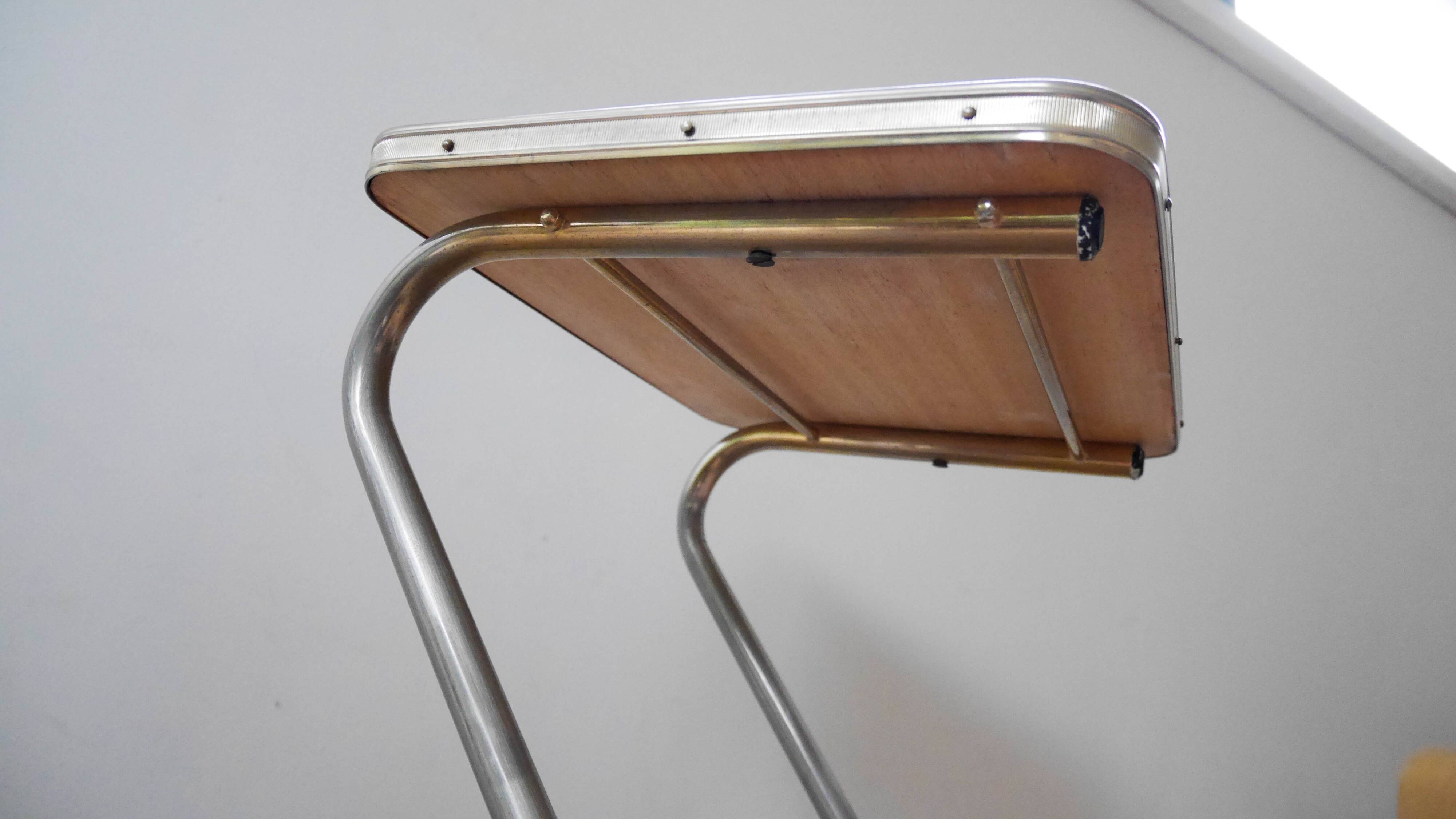 Tablette de style industriel en acier et plateau bois